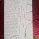 Bílá krabice s černým lineárním nákresem kytarového komba. Na povrchu je uveden název značky HOTONE a popis Bluetooth Modeling Amplifier. Povrch krab…