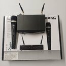 Sada bezdrátových mikrofonů značky AKG. Obsahuje dva černé ruční mikrofony s nápisem AKG a HT420, jeden stacionární přijímač s nápisy SR420 a AKG a j…