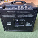 Zadní strana černého kytarového komba s rukojetí. Na zadním panelu je nápis MODEL: HT-1 a značka Blackstar s textem Donate made by Blackstar Amplific…