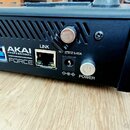 Zadní strana černého elektronického zařízení s nápisy AKAI PROFESSIONAL a FORCE. Jsou zde vidět USB porty, ethernetový vstup označený jako LINK a nap…