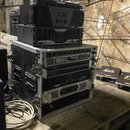 Sada rackových zařízení v transportním case a volně položených jednotkách. Na spodních zařízeních jsou viditelné nápisy VONYX a VA-800. Horní dvě jed…