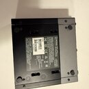 Spodní strana černého elektronického zařízení s bílým štítkem. Na štítku je logo steinberg, označení MODEL: UR22C a sériové číslo SER No. YEX284837.…