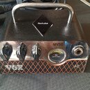 Kompaktní kytarový zesilovač značky VOX, model MV50 Nutube. Na horní straně je nápis Nutube v čtvercovém rámu a kovová rukojeť. Přední panel obsahuje…