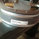 Detail zadní části reproduktoru s kovovým rámem. Na spodní části je bílá nálepka s nápisy CELESTION, T3904A 16 Ω VINTAGE 30 11ES a číslem 50. V horní…