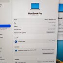 Fotografie zachycuje obrazovku notebooku s otevřeným oknem Informace. Je zde uveden model MacBook Pro 16 palců, 2023, s čipem Apple M2 Pro, pamětí 16…
