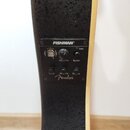 Detail na černý ovládací panel s nápisem FISHMAN a logem Fender. Panel obsahuje jeden otočný knoflík, dvě tlačítka s popisky volume a tuner, tři otoč…