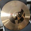 Zlatavý kovový činel s kladivkovaným povrchem. Na horní části je nápis Sound caster FUSION a pod ním text 20" Medium Ride. V dolní části je viditelné…