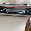 Černý transportní kufr s hliníkovým profilem a hranatými rohy. Vnitřek je vyložen černým materiálem a obsahuje vodorovné přepážky. Na povrchu nejsou…