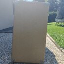 Fotografie zachycuje boční stranu kytarového komba v béžové barvě s jemnou diagonální texturou povrchu. V rozích jsou umístěny kovové ochranné rohy.…