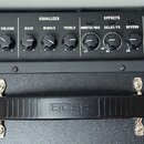 Detail ovládacího panelu kytarového komba v černé barvě. Na levé straně je nápis KATANA-50 a vstup INPUT, uprostřed jsou sekce AMPLIFIER, EQUALIZER a…