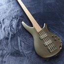 Šedá elektrická basová kytara s čtyřmi strunami a matným povrchem. Nástroj má hnědý hmatník a dvě humbuckery. Na hlavě nástroje není žádný čitelný ná…