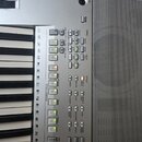 Detailní pohled na ovládací panel digitálního klavíru v stříbrném provedení. Jsou vidět klávesy, ovládací knoflík MASTER VOLUME a řada tlačítek rozdě…