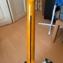 Zadní strana krku a části těla elektrické kytary. Krk je vyroben ze světlého dřeva s tmavým středovým pruhem, tělo kytary je světle modré. Na spojení…