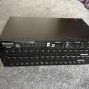 Černý rackový stagebox značky PreSonus s nápisem STUDIOLIVE RM32. Zařízení obsahuje řadu kombinovaných konektorů pro vstupy označených čísly 1 až 32…