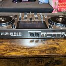 Černý DJ 컨트롤러 s nápisem Numark MIXSTREAM PRO GO a menším textem POWERED BY engine dj. Zařízení má dva jog-wheels, centrální displej a ovládací prvky…