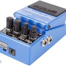 Modrý efekt pedál značky BOSS s nápisem Synthesizer SY-1. Na horní straně jsou vidět vstupy INPUT a EXP/CTL oraz výstup OUTPUT, v pravém dolním rohu…