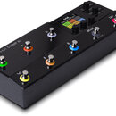 Černý efektový pedál s nápisem LINE 6 HX STOMP XL. Zařízení má osm barevně označených spínacích tlačítek (zelené, žluté, oranžové, červené, modré a f…