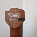Záběr na zadní stranu dřevěné hlavy nástroje v hnědé barvě. Je zde bílý nápis SPACE G6MS a pod ním loga CE, UKCA a RoHS Compliant. Dále je uveden tex…
