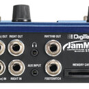 Zadní strana modrého efektového pedálu s nápisy Digitech JamMan STEREO S2 HQ LOOPER/PHRASE SAMPLER a DESIGNED IN USA. Zařízení obsahuje konektory MIC…