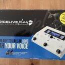 Krabice s produktem VoiceLive play GTX, který je popsán jako Harmony & Effects for Singers. Na obalu je zobrazen bílý efektový procesor s nápisy TCHE…