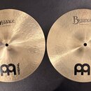 Dvě mosazné činely s viditelným broušením a hloubkovým rýhováním. Oba mají nápisy Byzance a logo MEINL. Na levém číneli je text 13" Medium Hihat, Bot…