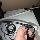 Černý mikrofon s ohebným hrdlem a připevněnou úchytnou svorkou. Na plastovém spojení hrdla a kapsle je vyražen nápis YAMAHA. Kabel je svinutý do krou…