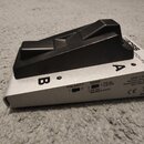 Stříbrný dvoupedálový spínací pedal s černými plasty. Na horní straně jsou viditelná loga BOSS a nápis SWITCH FS-7, s označením pedálů písmeny A a B.…