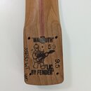 Záběr na zadní stranu dřevěného hmatu kytary. Je zde vyryto logo postavy s kytarou a nápisy "WAOOTH", "59", "LIC. BY FENDER" a "9.5". Na hraně je svi…