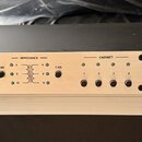 Stříbrný rackový přístroj s černým šasi. Na předním panelu je vpravo logo FRYETTE a nápis IMPEDENCE MATCHING AMP & CAB SELECTOR, vlevo dole je označe…