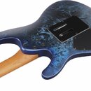 Zadní strana elektrické kytary s modrým lakem s mramorovým efektem a dřevěným hřdelem. Na těle jsou dva černé plastové kryty elektroniky a viditelné…