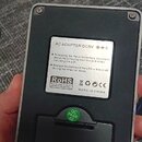 Spodní strana kytarového efektu v černém kovovém šasi. Na bílé nálepce je text ACADAPTER DC9V, MADE IN CHINA a značky RoHS a CE. Na bateriovém víčku…