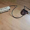 Na fotografii je zobrazen kontaktový mikrofon s kabelem. Dřevěný oválný blok nese nápis Harley Benton a označení Volume a Mic. K bloku je připojen če…