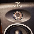 Černý studiový reproduktor s nápisem FOCAL a doprovodným logem ve horní části. Jsou vidět dvě jednotky: menší výškovek v prohlubni a část většího bas…