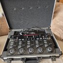 Černý digitální sampler Boss RC-500 umístěný v hliníkovém přepravním kufru s pěnovou výplní. Na zařízení je vidět bílé logo BOSS a červený nápis LOOP…