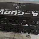 Dvě černé rackové jednotky značky behringer s nápisem ULTRA-CURVE PRO a MODEL DEQ2496. Na zadním panelu jsou vidět konektory MIDI, WORDCLOCK, S/PDIF,…