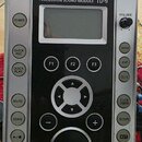 Stříbrný perkusní modul značky Roland s černým předním panelem. Na horní části je nápis PERCUSSION SOUND MODULE TD-9 a v dolní části logo V-Drums. Mo…