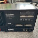 Zadní strana černého digitálního mixážního pultu s nápisem PreSonus STUDIOLIVE RM32 AI. Zařízení obsahuje MIDI konektory, výstupy MIX OUTPUTS 9-16 a…