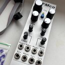 Kovový modul s nápisem FMco v horní části. Obsahuje pět otočných potenciometrů, dva přepínače a šest zapojovacích konektorů s popisky Chord, Wave, In…