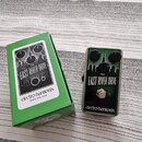 Kytarový efekt v kovovém šasi s nápisem EAST RIVER DRIVE a logem electro-harmonix. Pedál má tři černé ovládací knoflíky, zelený spínací tlačítko a gr…