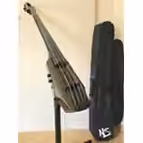 NS Design WAV4c Cello Black Gloss v z&aacute;ruce