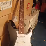 Elektrick&aacute; kytara MAL&Aacute; stratocaster (Fender)