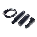 Sada černého elektronického příslušenství složená ze dvou válcovitých modulů, USB kabelu a kovového klipu s plastovým držákem. Na obou modulech je vi…