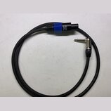 Černý audio kabel s konektory na obou koncích. Jeden konektor je úhlový jack, druhý je neutros s modrým prstencem a nápisem NEUTRIK SPEAKON Made in U…