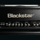 Černý kytarový kombozesilovač s nápisem Blackstar na horním panelu. Na ovládacím panelu je označení HT 5 a sekce REVERB, EQUALISATION, OVERDRIVE a CL…