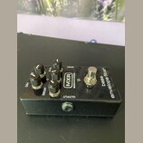 Černý efekt pedál s nápisy MXR, BASSINNOVATIONS a bass envelope filter. Na horní straně jsou čtyři ovládací knoflíky s popisky DRY, FX, SENS. a DECAY…