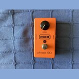 Oranžový kytarový efekt s nápisy OUTPUT a INPUT na bocích. Na horní straně je černý otočný knoflík s nápisem SPEED, logo MXR v černé rámečku a červen…