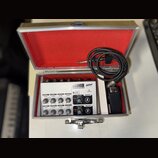 V otevřeném hliníkovém kufru s červeným vnitřkem je umístěn bílý mixážní pult. Na zařízení jsou nápisy MM8, Ashion a 8 CHANNEL MINI MIXER. Přístroj o…