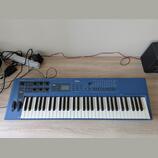 Legendární syntezátor Yamaha CS1x na prodej – jako nový
