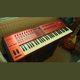 CME VX 6 -špičkový masterkeyboard s motorizovanými fadery.