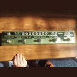 Zelený multiefektový pedál pro basovou kytaru s nápisy CHORUS, OCTAVE, BASS AMP, DIRTY a BOOST COMP. Na horní straně jsou ovládací knoflíky s popisky…